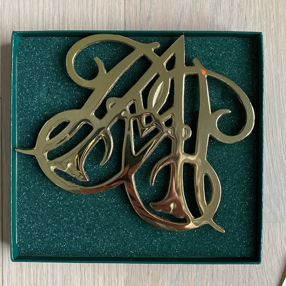 Queen Anne Cypher Trivet - Virginia Metalcrafters - Picture 3 of 7